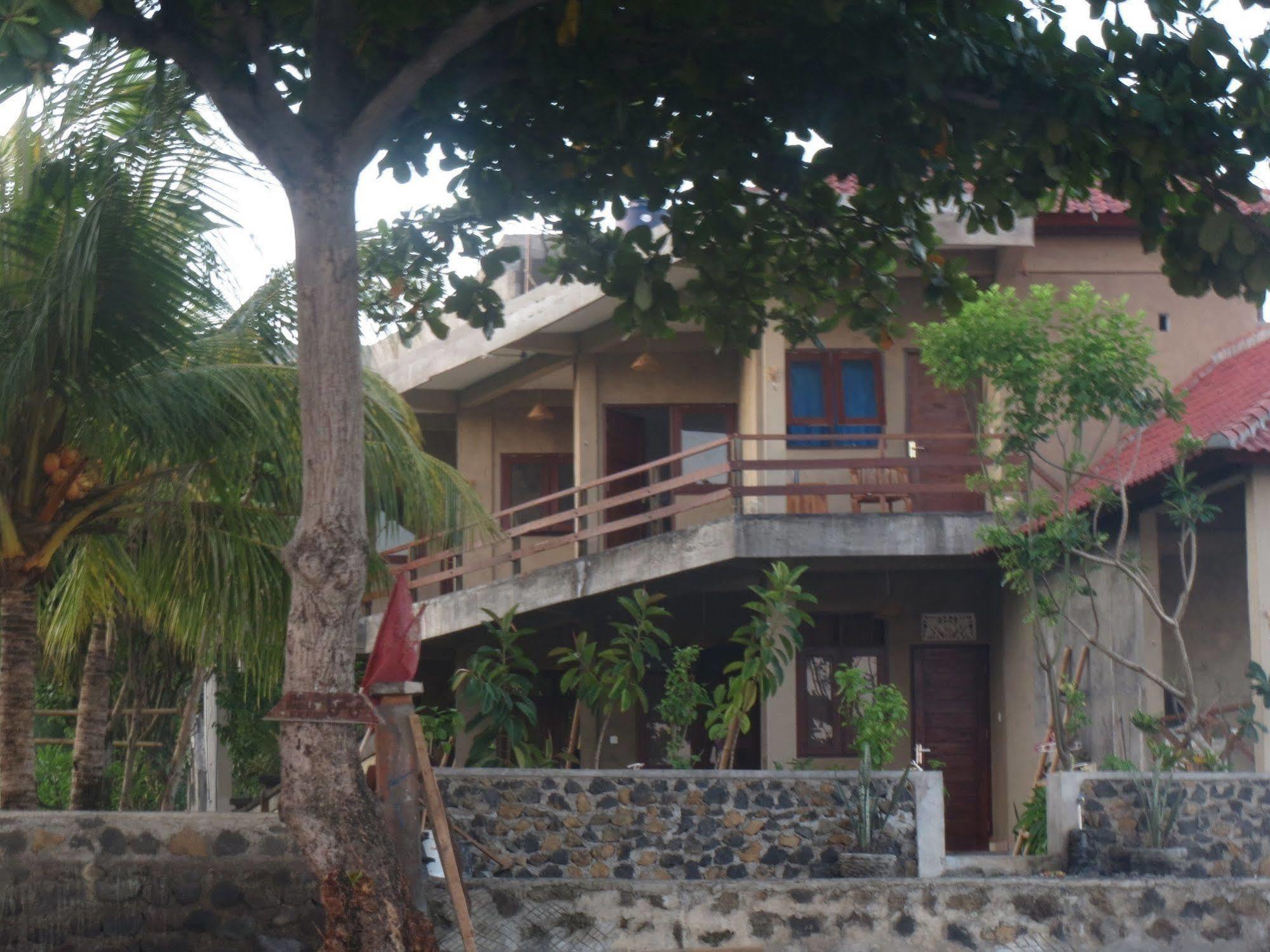 Amed Sari Beach Guesthouse Экстерьер фото